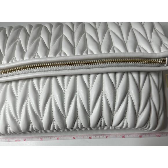 Urban Expressions Ivory Quilted Wristlet - Picture 11 of 13